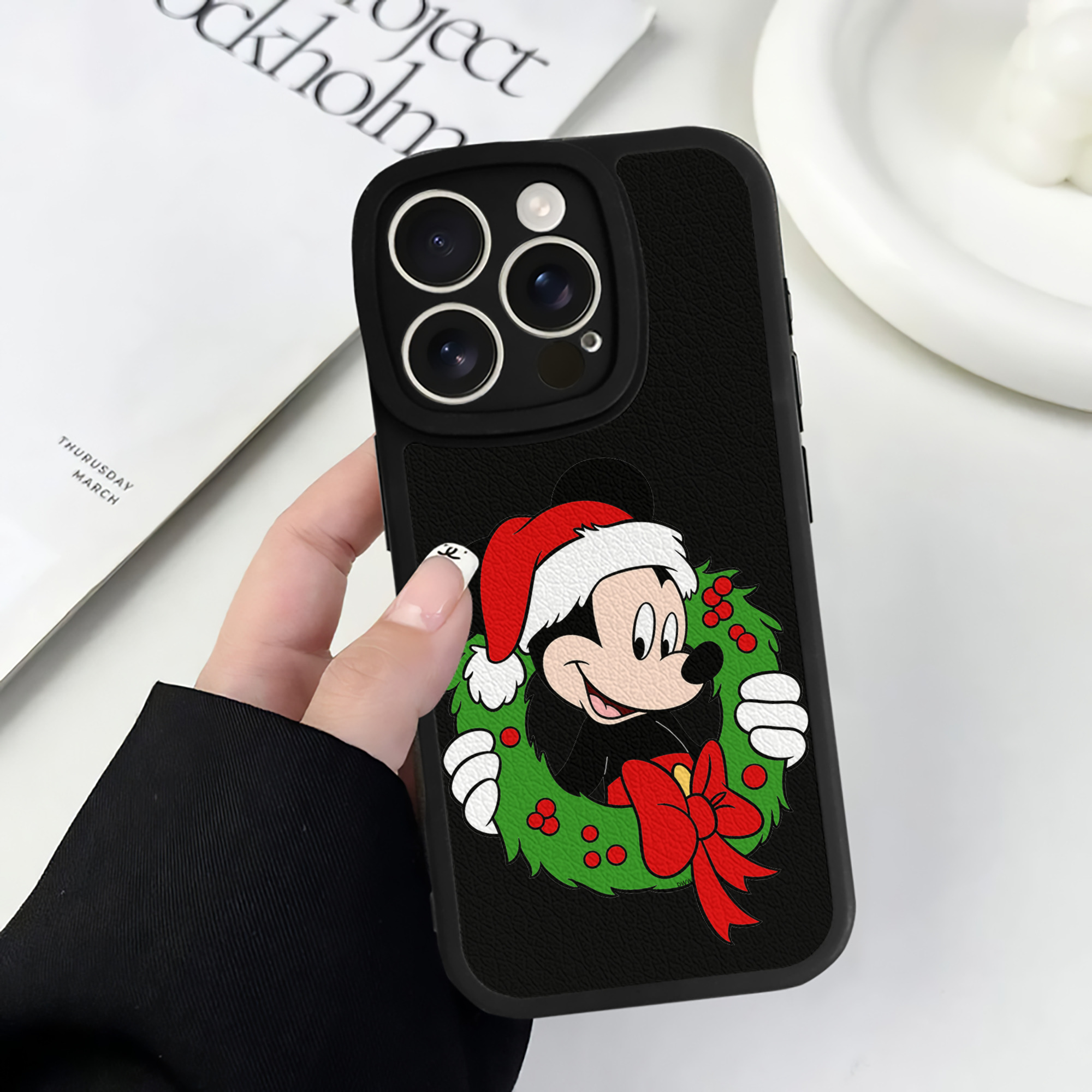（画像用） ミッキーマウス Mickey Mouse 【iPhone 16シリーズ対応】シリコンスマホケース（レザー調） 材質：シリコン